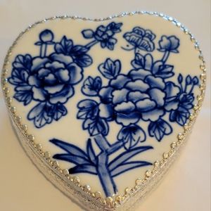 VINTAGE SILVER COLOR,AND PORCELAIN TOP HARD SHAPE BOX WITH MIRROR INSIDE TOP.